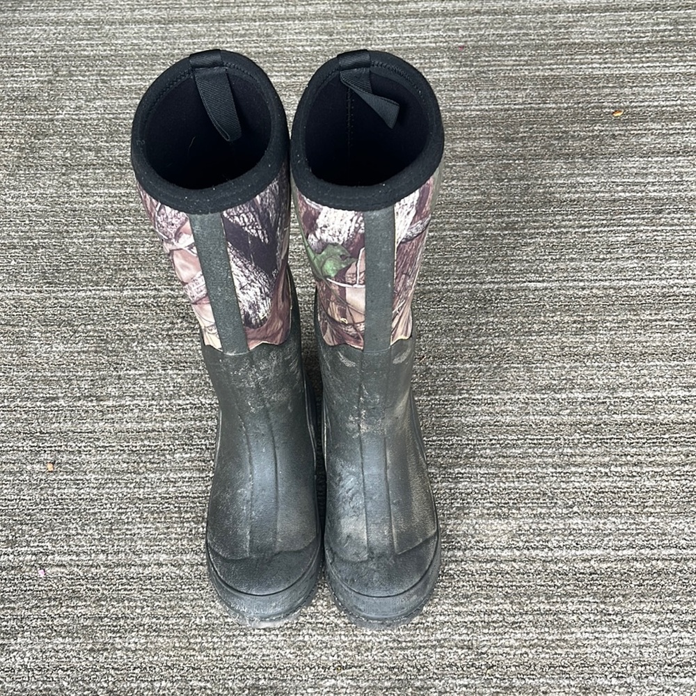 Boys Redhead size 3Y camo muck boots